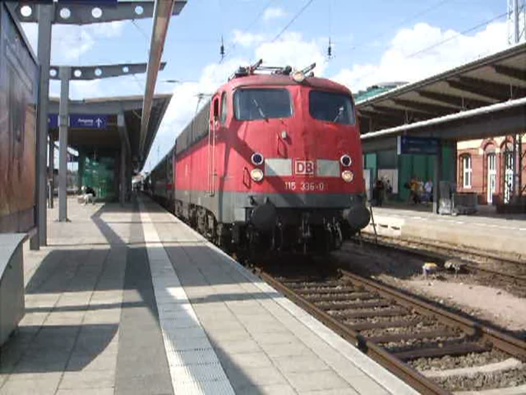 115 336-0 mit IC1861/1863 von Hamburg-Altona Richtung Ostseebad Binz/Seebad Heringsdorf kurz vor der Abfahrt im Rostocker Hbf.
(07.08.09)