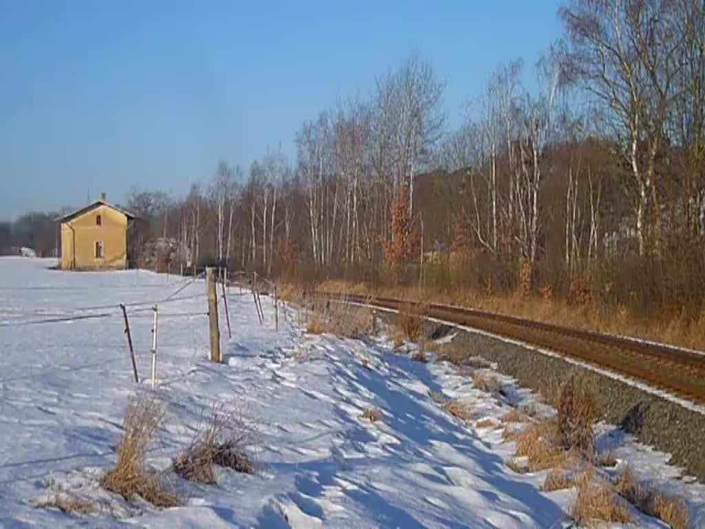 118 770-7 fuhr am 15.02.17 wieder einen leeren Zug zum beladen zu einem Schrotthändler in Plauen/V. Hier der Zug in Plauen/V kurz vor dem unteren Bahnhof.