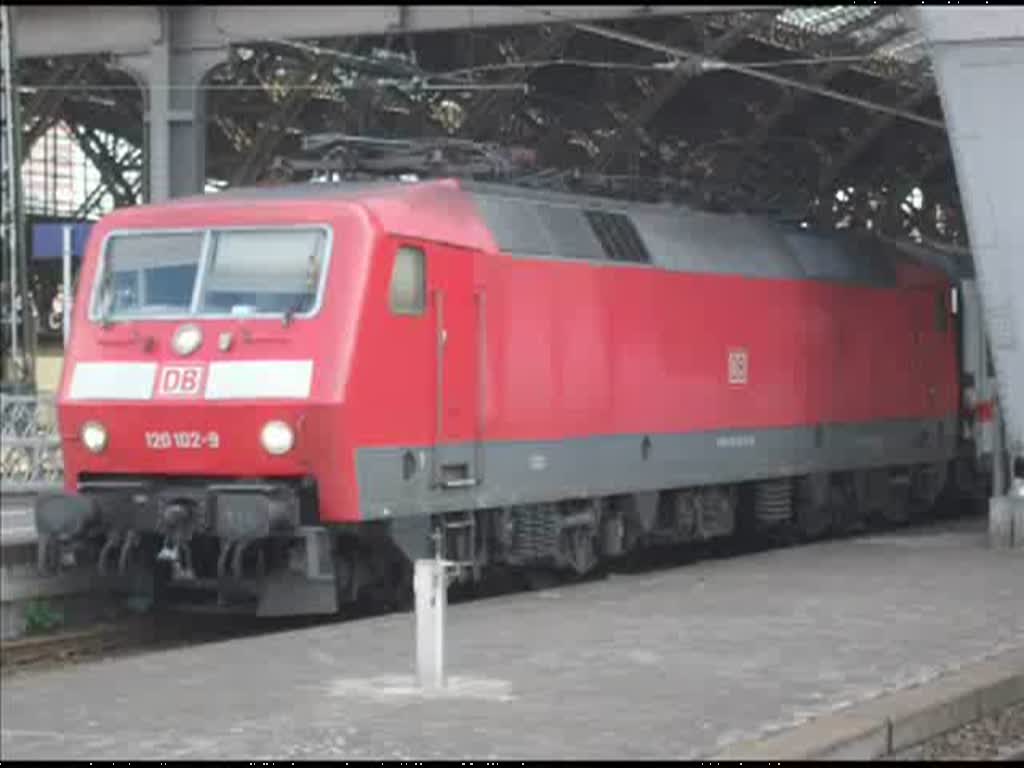 120 102-9 verlie mit dem PbZ 1966 den Leipziger Hbf. Eingereiht waren ein IC Wagen der Bauart Bvmz, ein Doppelstockwagen und sogar ein wagen vom CityNightLine.