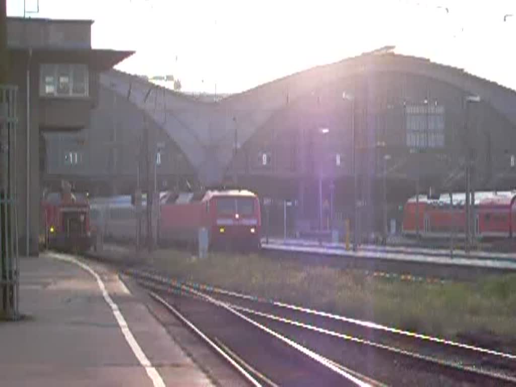 120 105 zieht am 08.11.08 den Ersatz-IC nach Frankfurt(M) Hbf aus dem Leipziger Hbf. Die IC-Wagen sind 1. Klasse und die Regio-Wagen, brigens aus Cottbus, sind Wagen der 2. Klasse. 