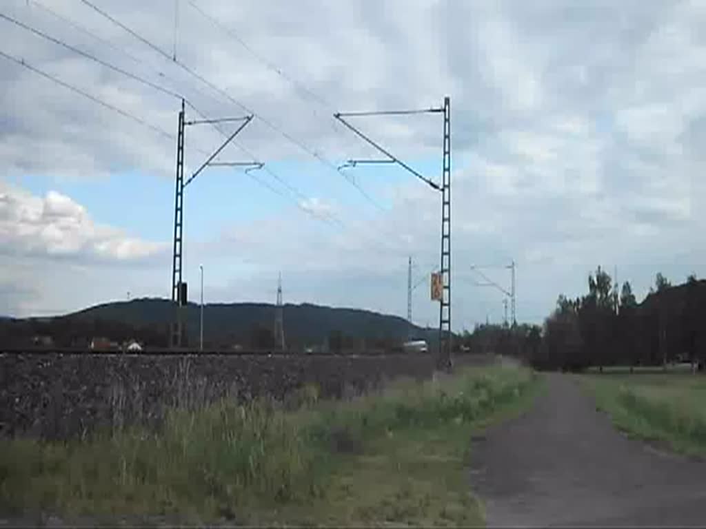 120 112 schiebt am 09.Juni 2011 einen 5-teiligen IC-Zug als berfhrung bei Halach Richtung Saalfeld(S).