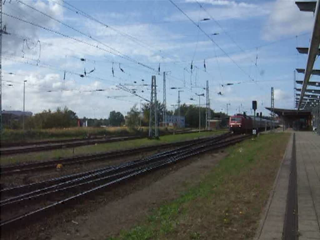 120 114-4 mit IC1804/1814  Urlaubsexpress Mecklenburg-Vorpommern  von Kln Hbf Richtung Ostseebad Binz/Seebad Heringsdorf bei der Ausfahrt im Rostocker Hbf.(12.09.09)