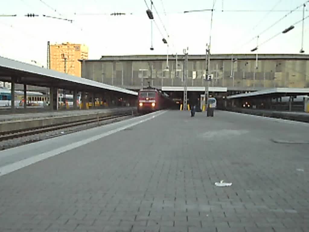 120 114-4 verlsst am 27.11.11 mit IC 1910 nach Dortmund Hbf den Mnchner Hbf