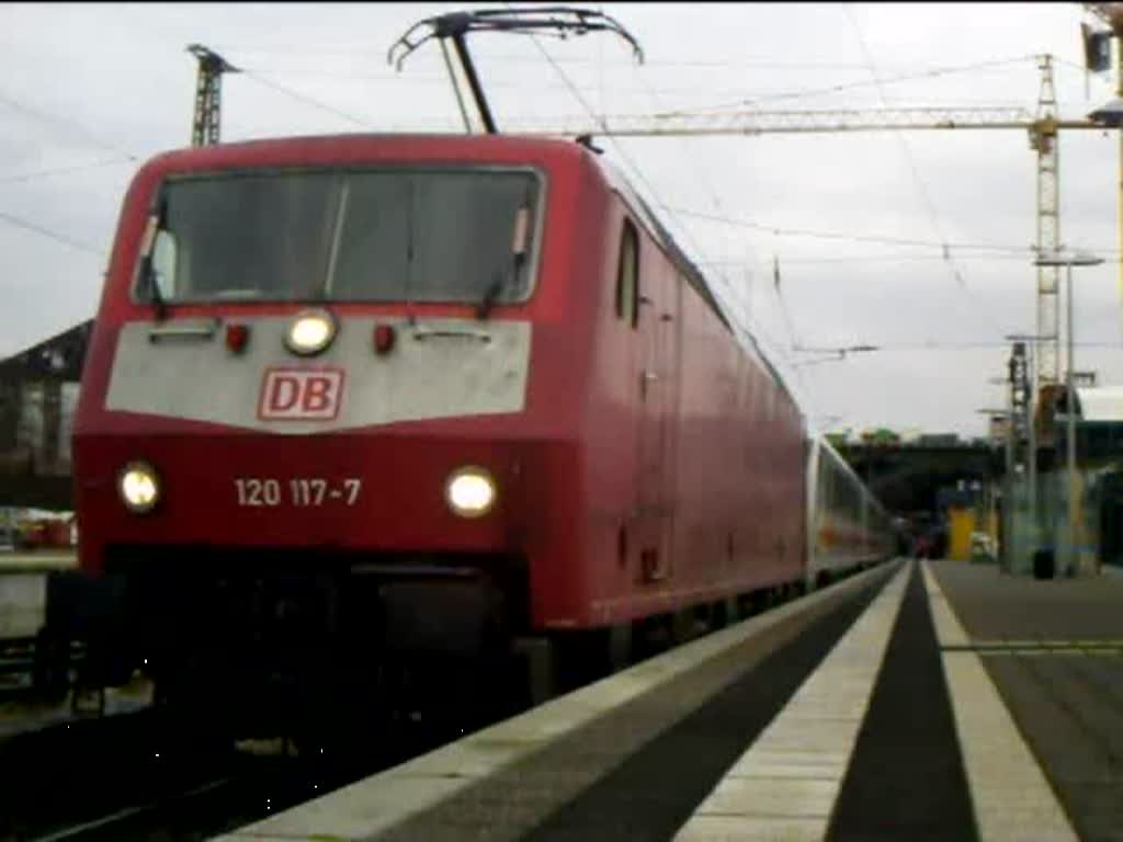 120 117-7 (orientrot) zieht den IC 2298 Salzburg - Frankfurt(Main)Hbf in umgekehrter Wagenreihung aus Darmstadt Hbf. Am Zugschluss schiebt Br 101. 26.03.08