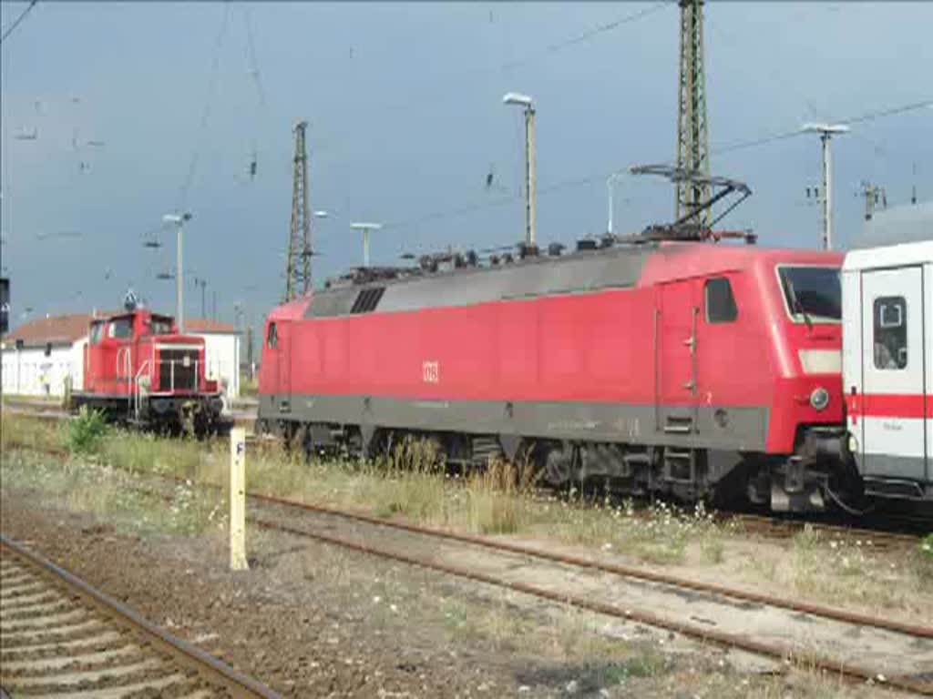 120 123-5 verlie mit dem wirklich sehr kurzen PbZ 1966 den Leipziger Hbf.
eingereiht waren ein IC Groraumwagen und 113 268. Einen netten Gru zurck an den Tf.