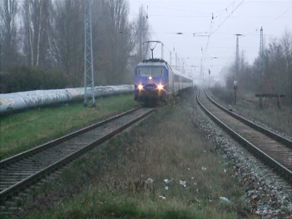 120 151-6(ZDF-Express) mit IC73929 von Warnemnde nach Nrnberg bei der Durchfahrt im S-Bahnhof Rostock-Holbeinplatz(02.04.09)