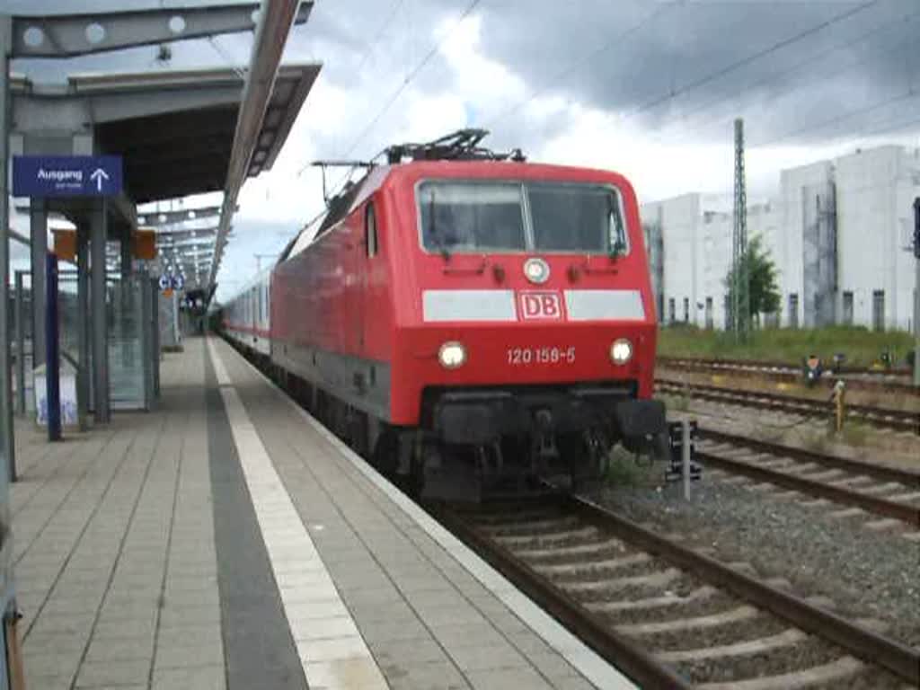 120 156-0(BW Mnchen)mit IC1804/1814 von Kln Hbf.nach 
Ostseebad Binz mit Kurswagen Richtung Ostseebad Heringsdorf kurz vor der Ausfahrt im Rostocker Hbf.(20.06.09)