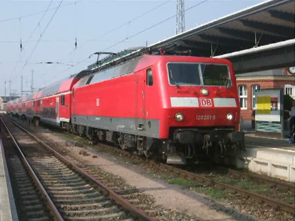 120 201-9 mit RE92012 von Rostock Hbf.nach Hamburg Hbf.bei der Ausfahrt im Rostocker Hbf.(04.04.09)