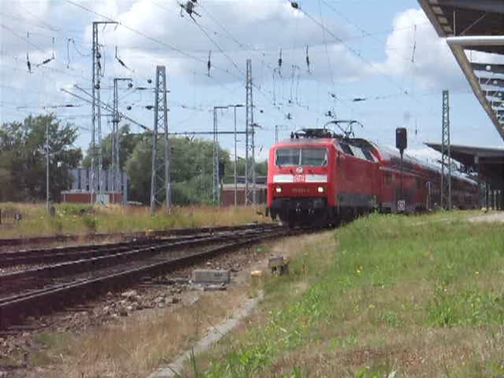 120 204-3 mit RE1(Rostock Hbf.-Hamburg Hbf.)bei der Ausfahrt im Rostocker Hbf.Gefilmt am 11.07.09