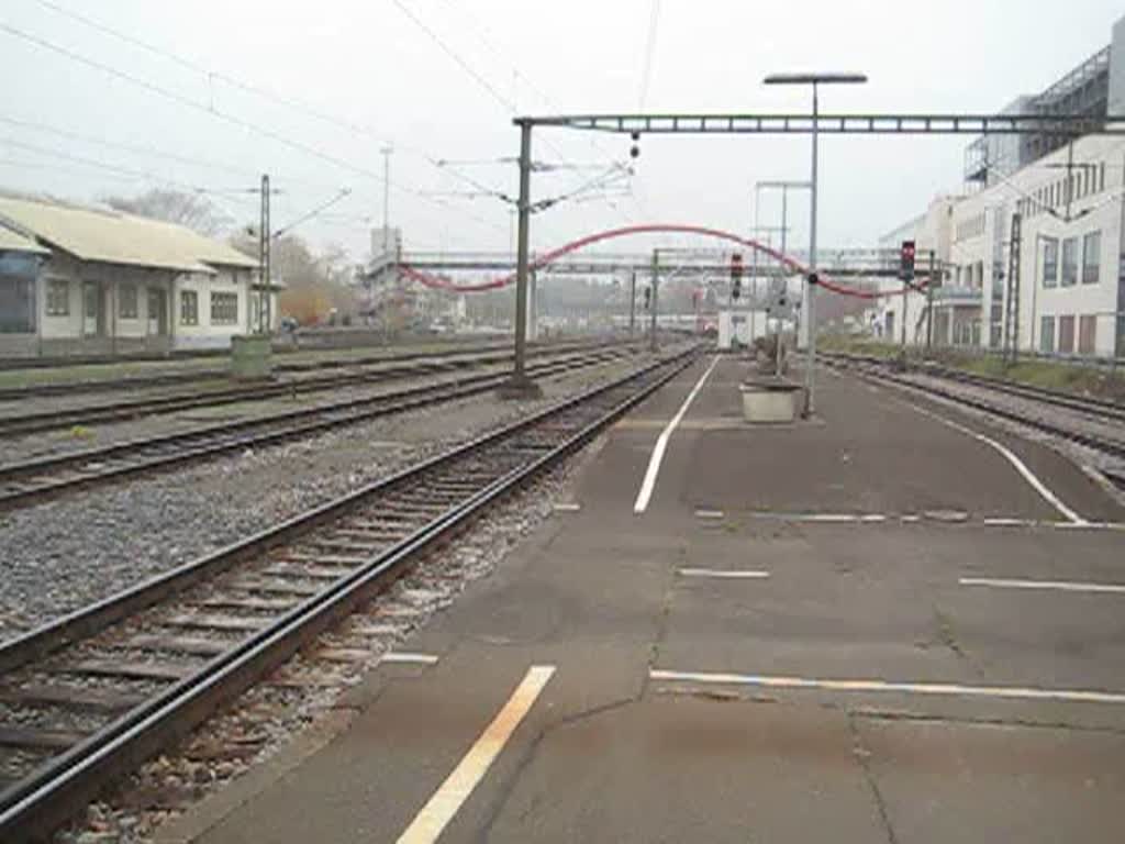 120 32 fhrt mit einem IC Ersatzzug aus der Frankfurter KP Reserve (1. Klasse Wagen) in Konstanz ein. Der Zug fuhr als IC 2186 nach Stralsund weiter. 16.11.08