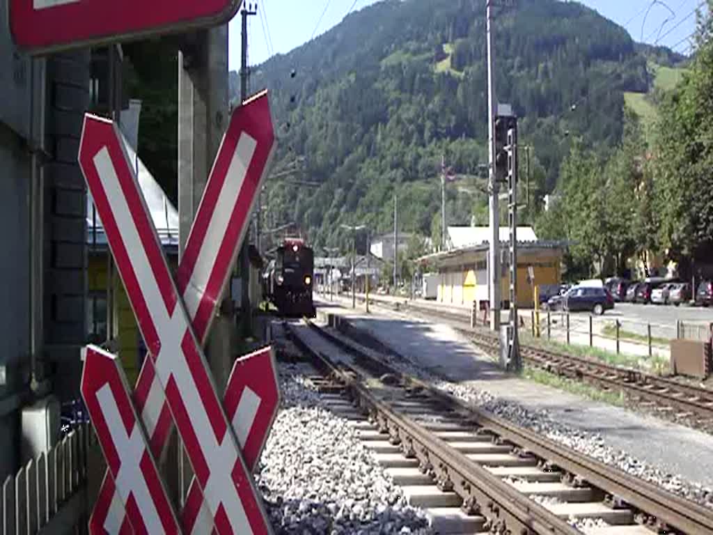 1245.04 mit einem Sonderzug beim Bahnhof Zell am Ziller; 25.08.09