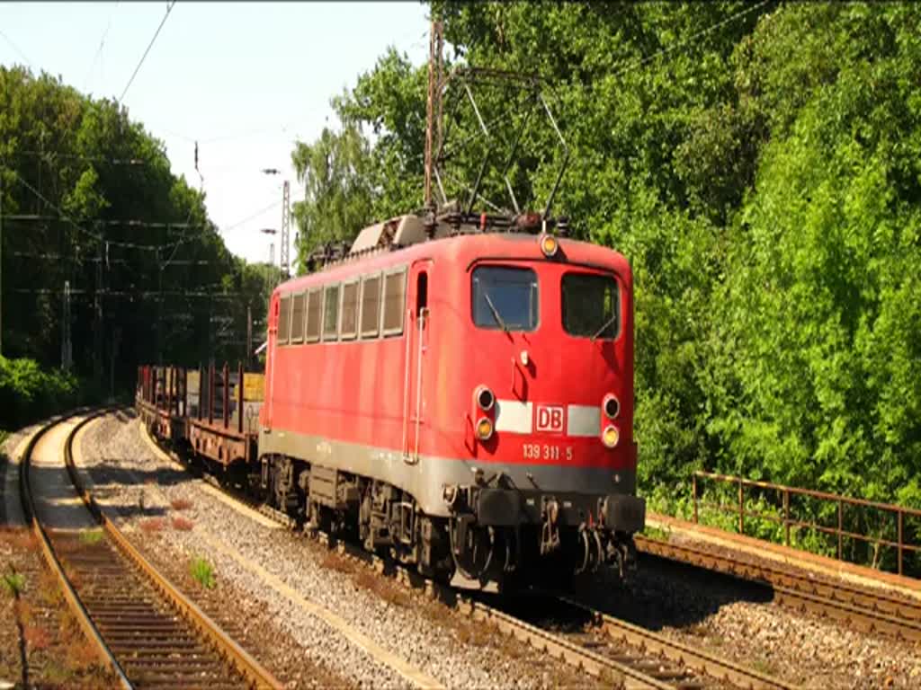 139 311 am 1. Juni 2011 mit Brammen für ThyssenKrupp - Werk Höntrop - bei der Fahrt in Höhe des Haltepunkts Bochum-Hamme.