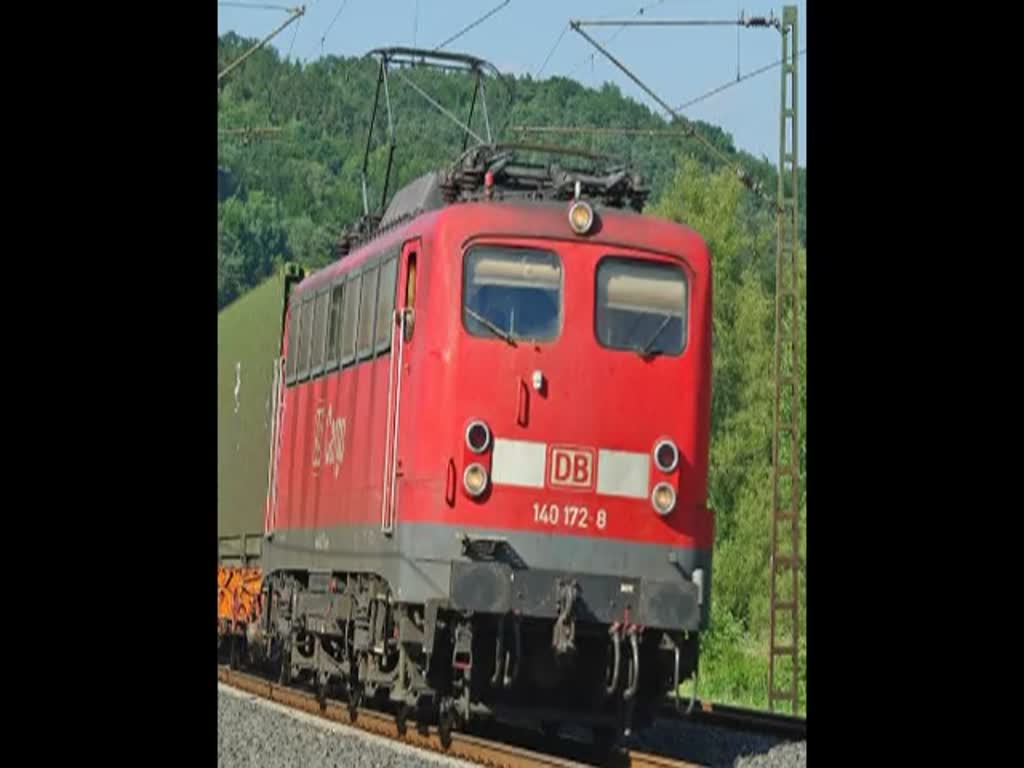 140 172-8 legt sich mit ihrem Containerzug bei Mecklar in die Kurve. Aufgenommen am 07.07.2010.