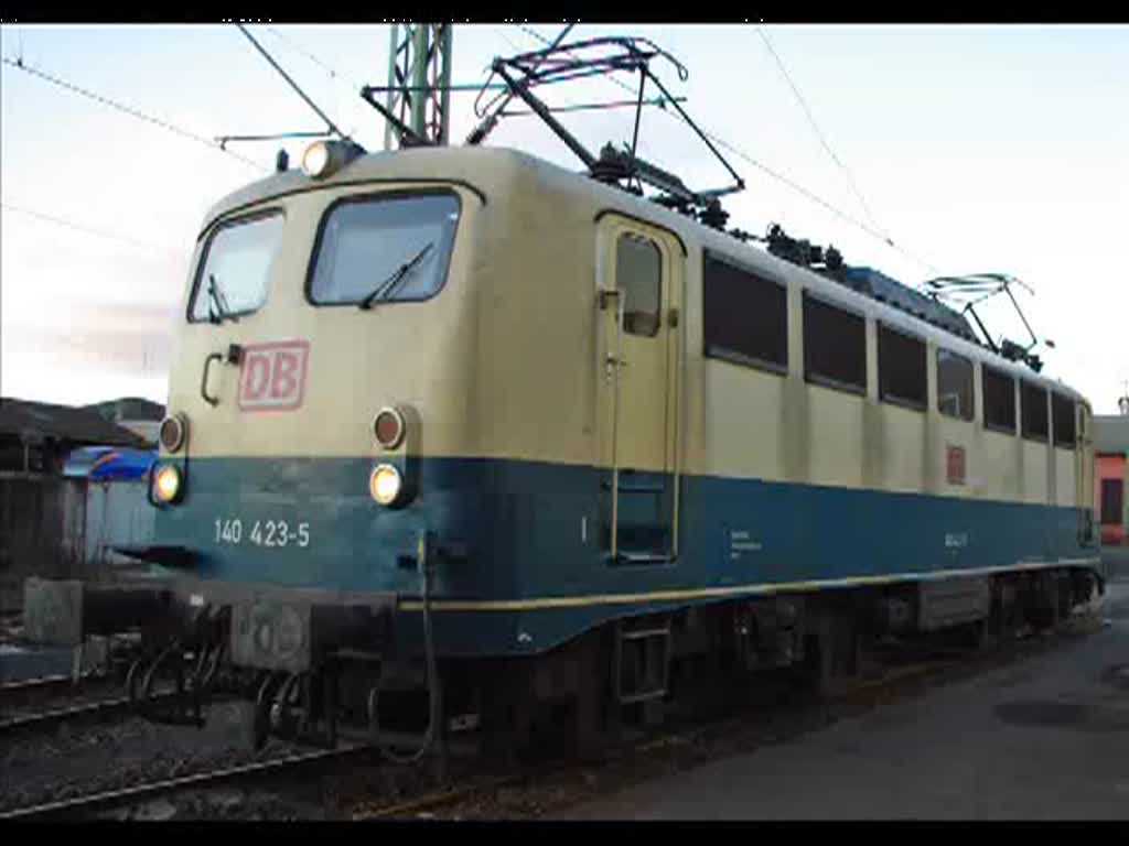 140 423-5 war am 27.12.2009 zu Besuch in Bebra um dort einen Gz in Richtung Kassel zu fahren. Das Video zeigt die Bereitstellung sowie die Ausfahrt mit Gz.