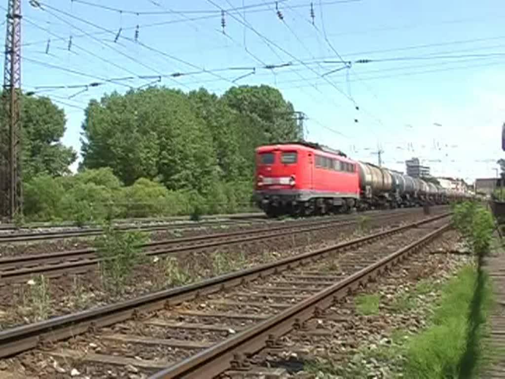 140 632-1 v erlsst mit einen Kesselwagen Ganzzug am 30. Juli 2008 die Stadt Frth / Bayern in Richtung Wrzburg.