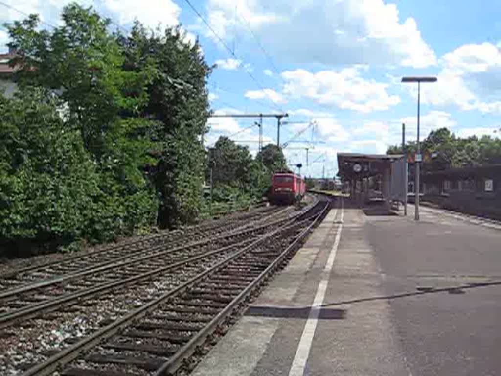 140 834-3 und 140 759-2 beschleunigen im Bahnhof Stuttgart Untertürkheim und fahren Richtung Güterbahnhof. 18. August 2008.