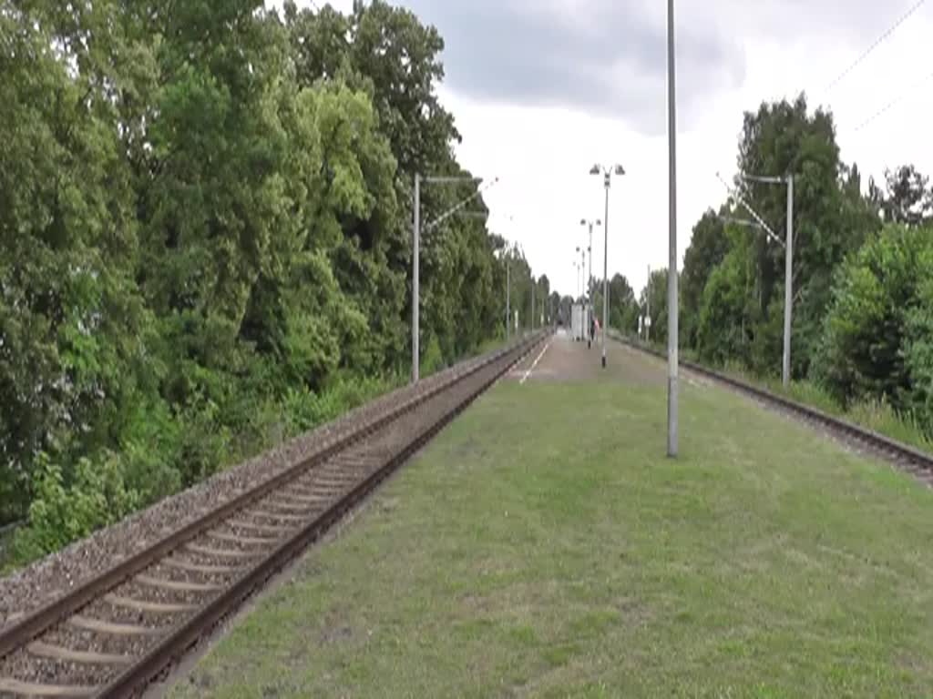 140 857-4 (Blau) und 140 853-3 (Rot), beide fahren für die EGP, kommen am 16.07.2014 mit einem leeren Autozug durch Zwickau-Pölbtiz gefahren. Bestimmt sind die leeren Wagen für das VW-Werk in Mosel.