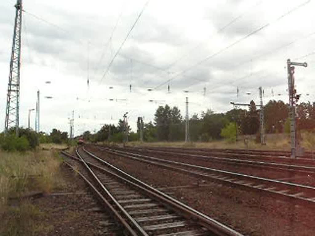 143 001-6 zieht ein Kokszug aus Guben durch Eisenhttenstadt nach Ziltendorf. 11.06.08