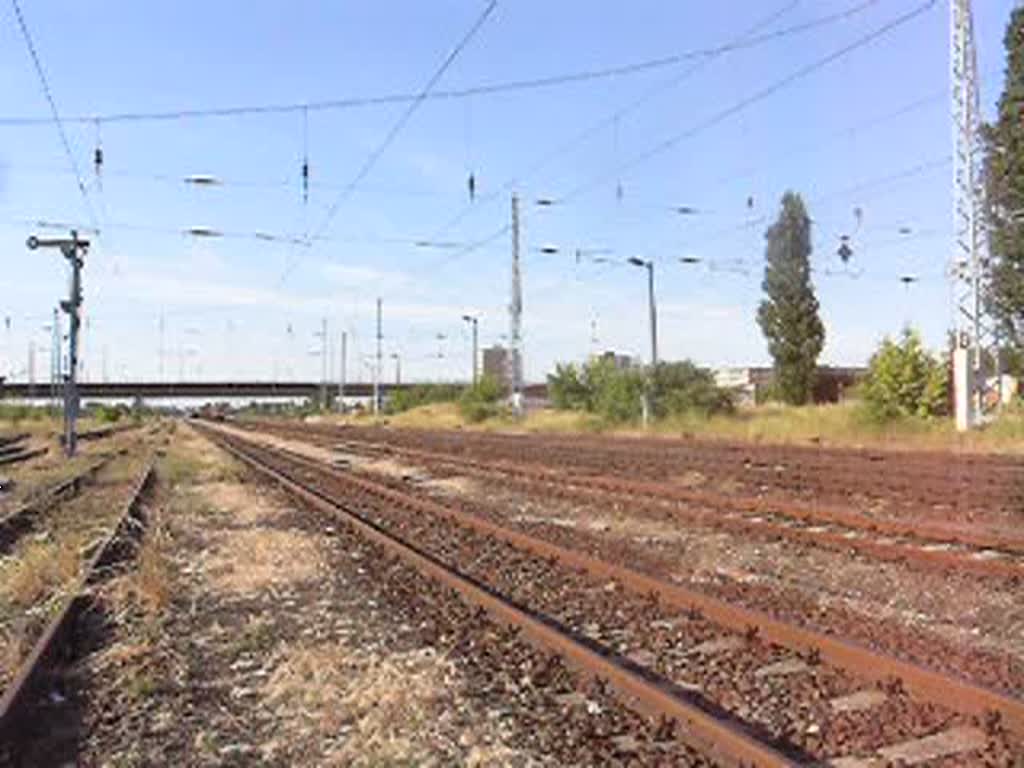 143 001-6 zieht ein leeren Kohlezug durch Eisenhttenstadt in Richtung Guben. 09.06.08