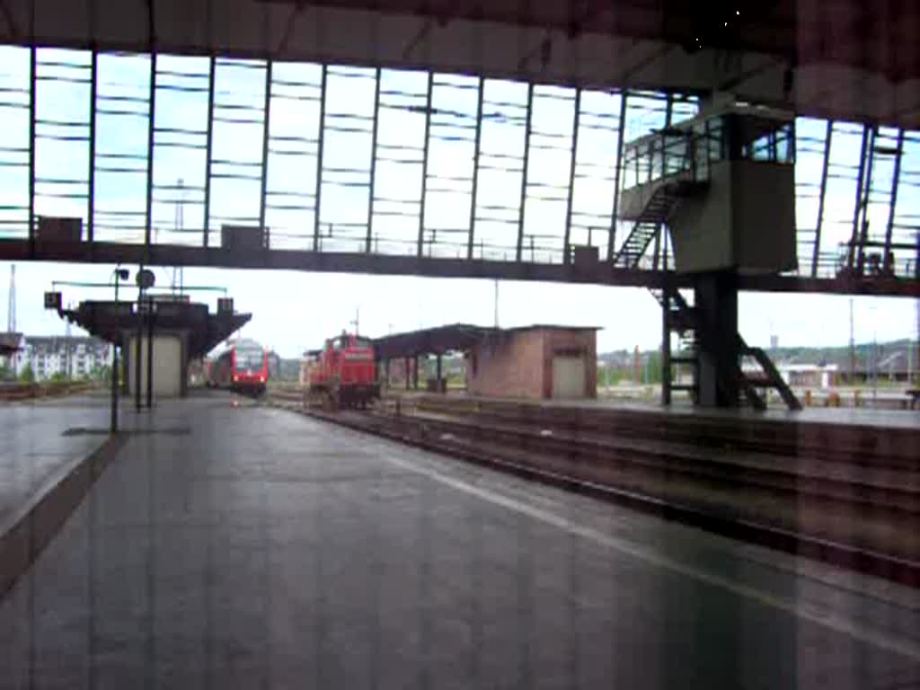 143 047 schiebt ihre Regionalbahn in den Chemnitzer Hauptbahnhof. Der Zug kam aus Elsterwerda und endete in Chemnitz.