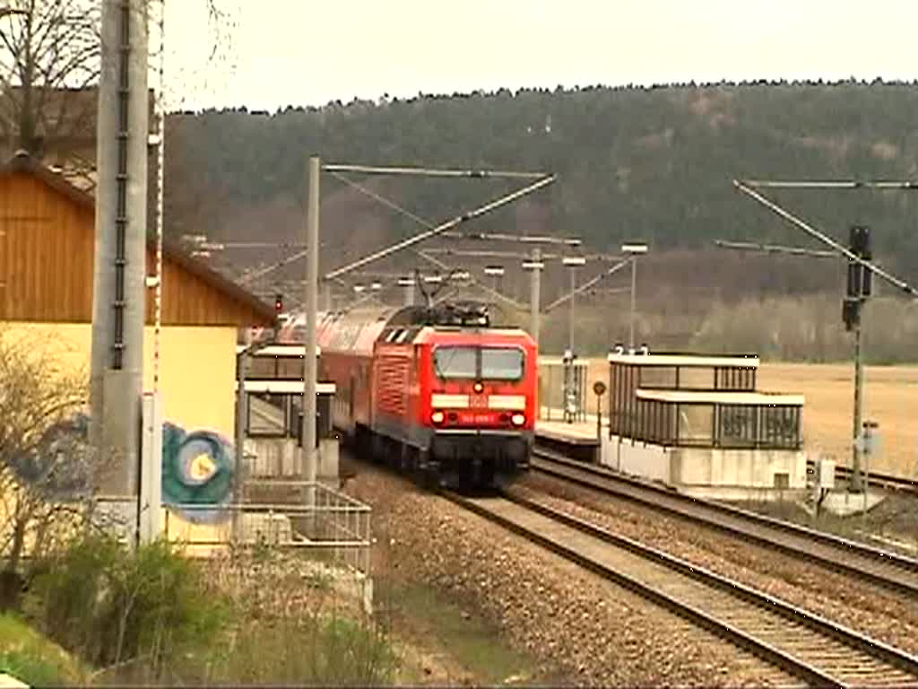143 089-1 verlässt mit einer RB von Großheringen nach Saalfeld (Saale) den Bahnhof Orlamünde. (10.04.2010)