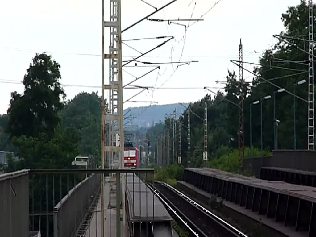 143 093 bei ihrer Einfahrt in den Haltepunkt Dresden Niederwartha.
1.7.11