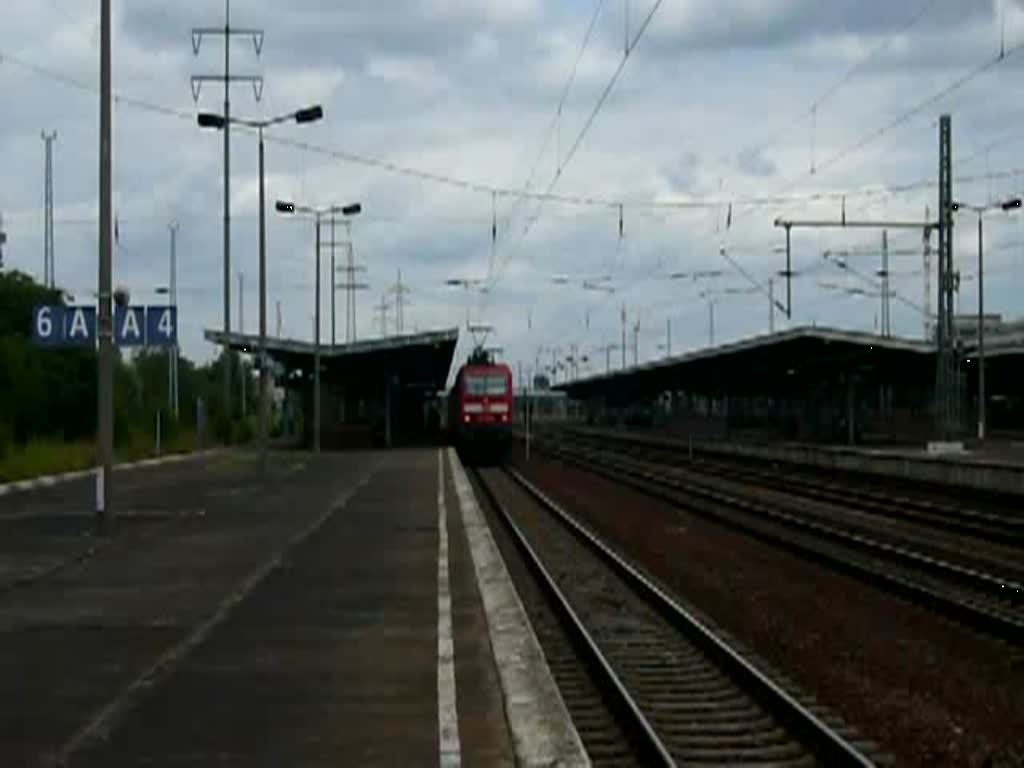 143 233-5 verlsst mit einem RE7 nach Wnsdorf-Waldstadt den Bahnhof Berlin-Schnefeld Flughafen. Die Besonderheit bei diesem Zug wird schnell klar, wenn man versteht, welches Wort am Ende des Videos zweimal fllt -  Prototypwagen ! An dritter Stelle war er eingereiht. (11.07.2009)