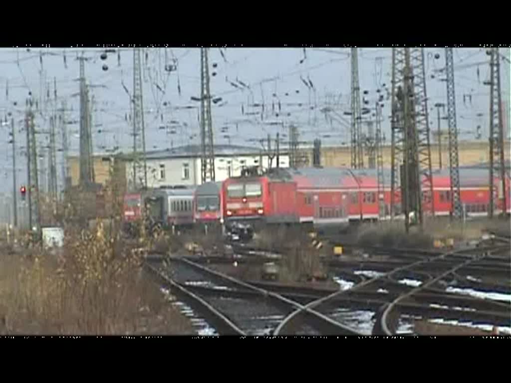 143 319-2 kommt gerade aus Zwickau in den HBF Leipzig gefahren nebenbei fhrt gerde der RB auch mit 143er nach Altenburg 16.12.2009