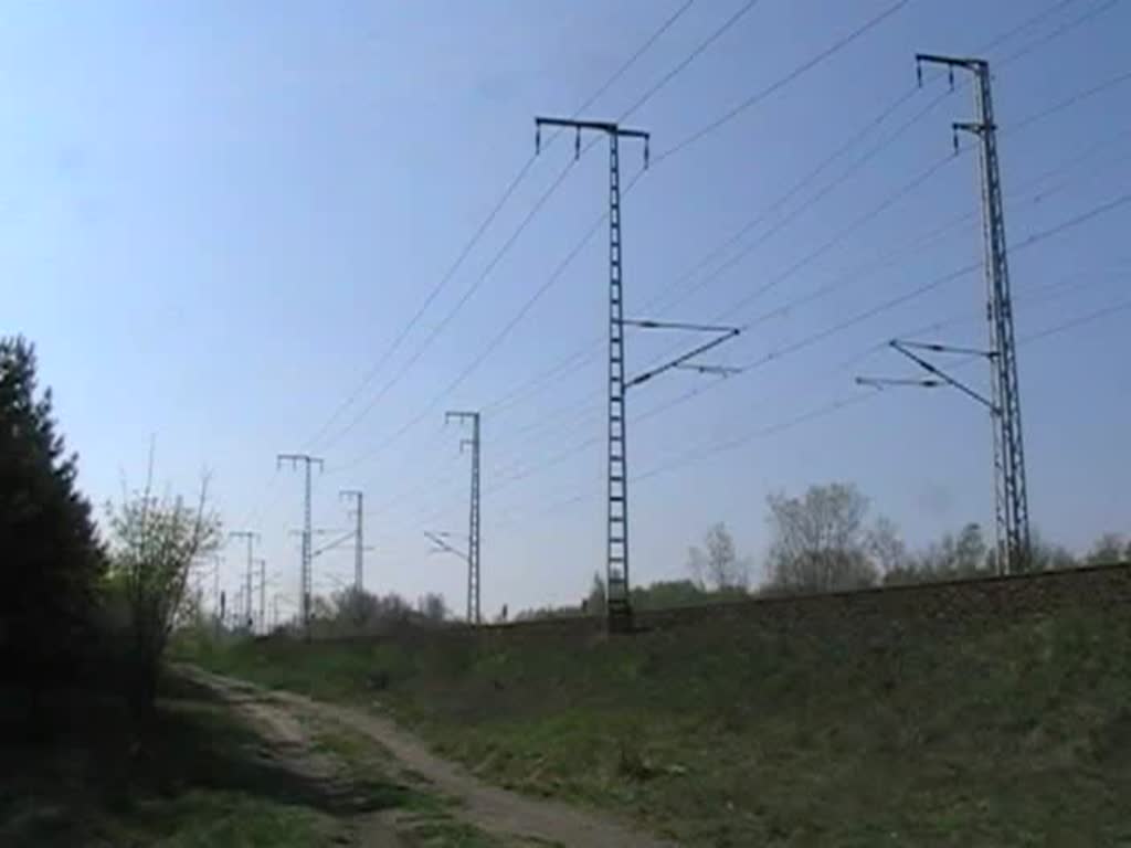 143 658-3 mit TEE-Wagen am 13.4.2009 in der Wuhlheide Berlin. Leider eine Gegenlichtaufnahme.