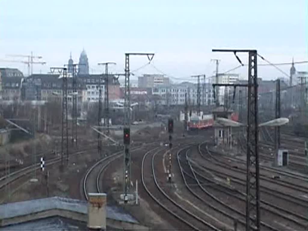 143 813 mit RE nach Cottbus in Dresden-Friedrichstadt. Bespannt ist der Zug mit Halberstdter Wagen und Wittenberger Steuerwagen.
27.12.2009