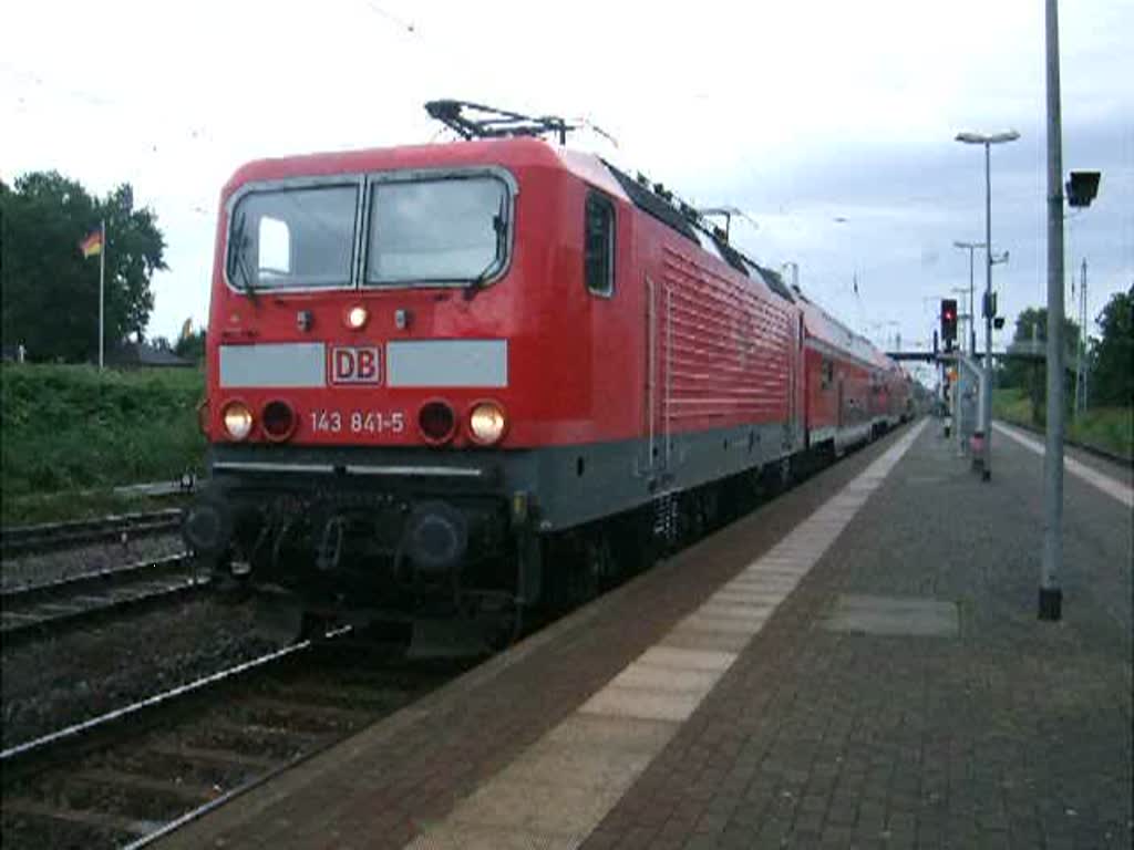 143 841-5(BW Rostock)mit S2 von Rostock Hbf.Richtung Warnemnde bei der Ausfahrt um 07.03 Uhr im Bahnhof Rostock-Bramow.(23.07.09)