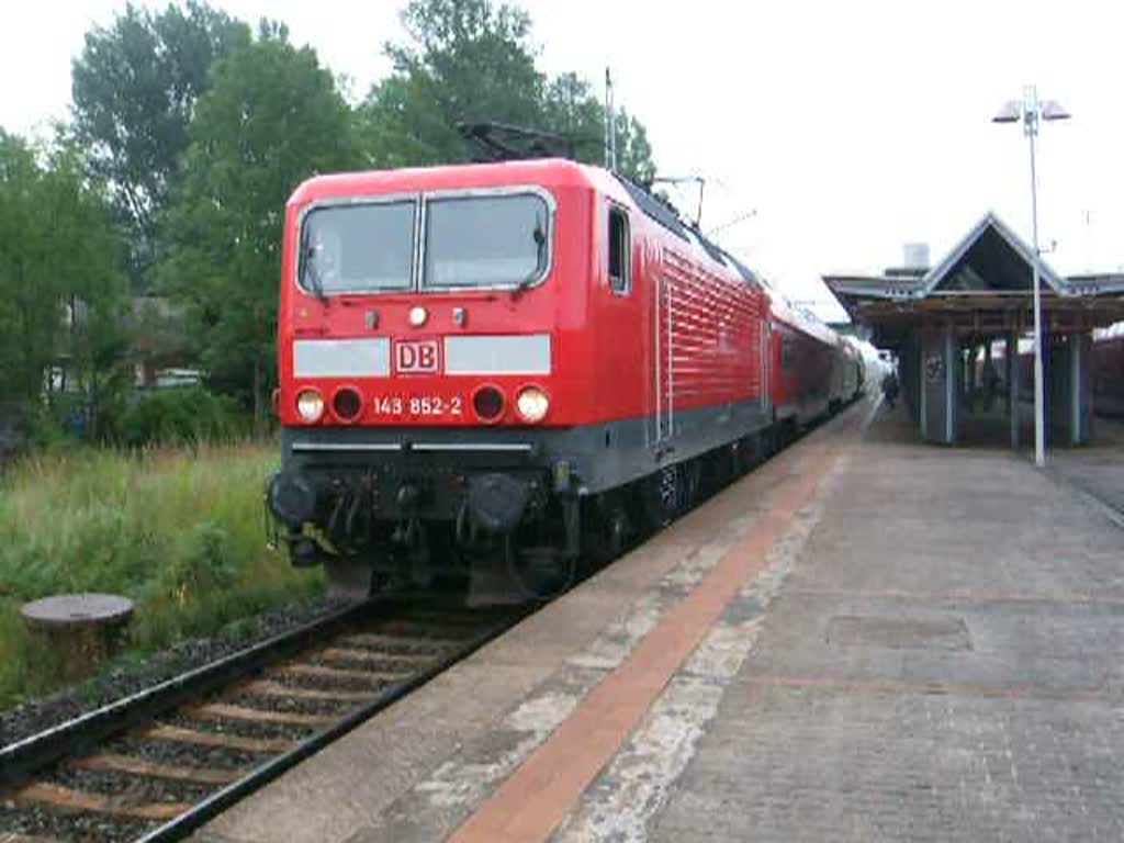 143 852-2(BW Rostock)mit S2 von Rostock Hbf.nach Warnemnde kurz vor der Ausfahrt im S-Bahnhof Rostock-Marienehe.(24.07.09)