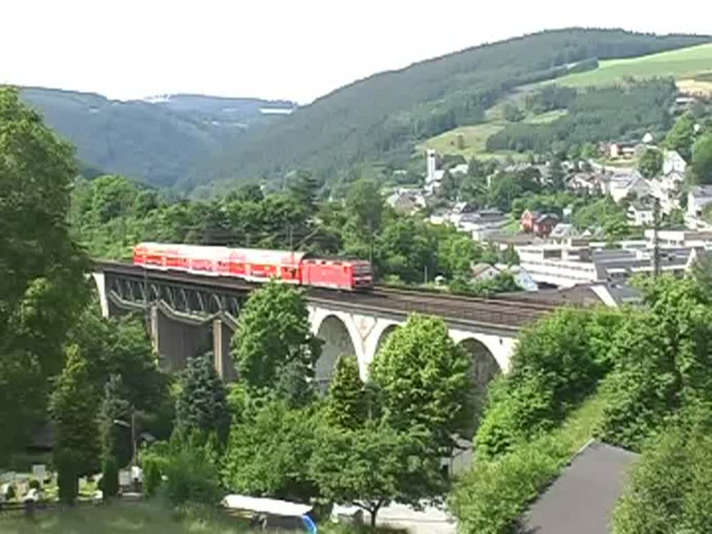 143 859-7 berquert die Trogenbachbrcke in Ludwigsstadt (Landkreis Kronach) mit einer Regionalbahn, gebildet aus drei Doppelstockwagen. Die Aufnahme entstand am 18. Juni 2008.