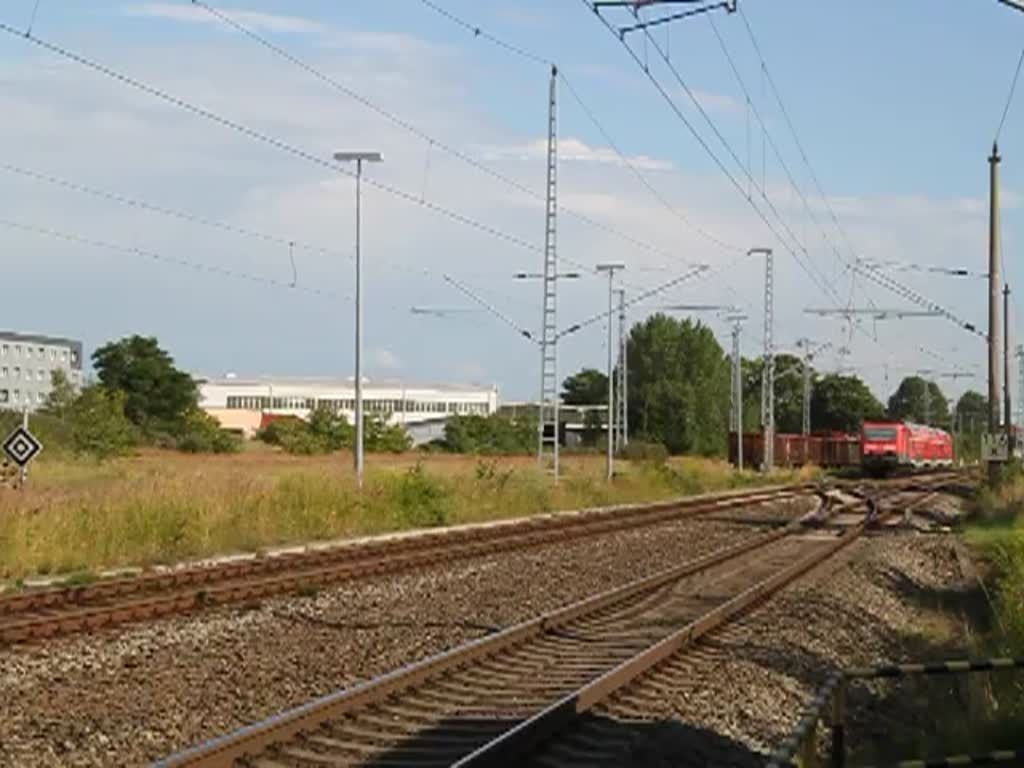 143 889-4 mit S1 von Rostock Hbf nach Warnemnde bei der Einfahrt im Haltepunkt Rostock-Bramow.Dies werden wohl die letzten Filmaufnahmen mit 143+DR Dosto´s auf der Strecke sein.04.08.2012