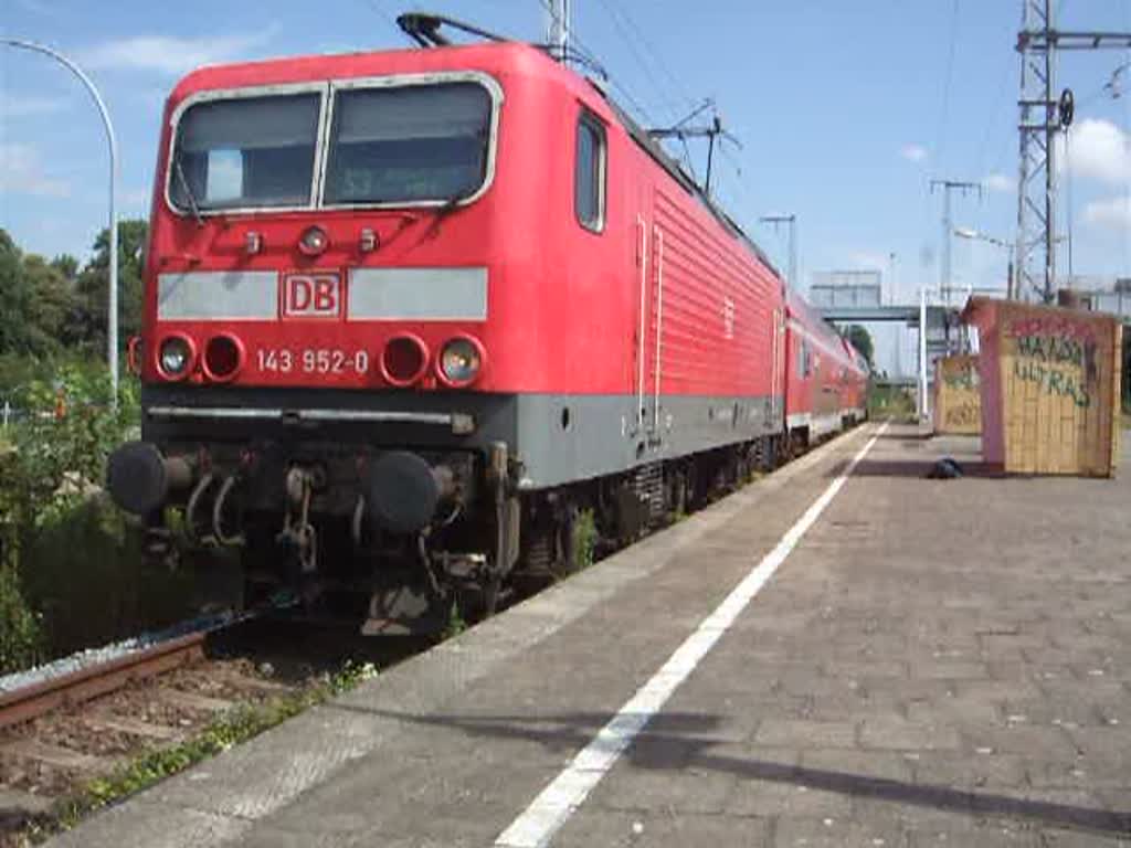 143 952-0 mit S3 von Rostock-Seehafen/Nord nach Rostock Hbf.kurz vor der Ausfahrt im Haltepunkt Rostock-Kassebohm.(07.08.09)