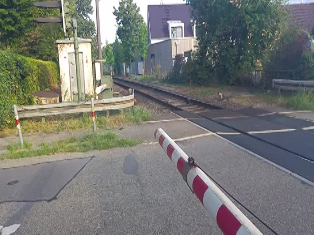 145 001 mit Güterzug in Karlsruhe Bulach am Bü Litzenhardtstraße - Der tägliche Nach-Hause-Radelweg wurde am 03.09.2018 um halb 7 abends unterbrochen. Als Trost gab's die 145 001 samt Mischer am Bü Litzenhardtstraße aus KA-West kommend in Richtung Güterbahn.