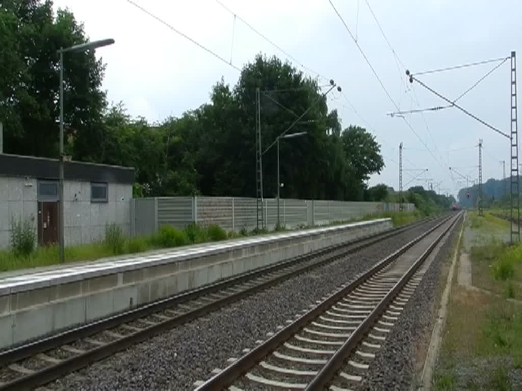 145 010-5 mit einem Containerzug bei der Durchfahrt in Knigslutter und ist Richtung Helmstedt unterwegs. 11.06.2011