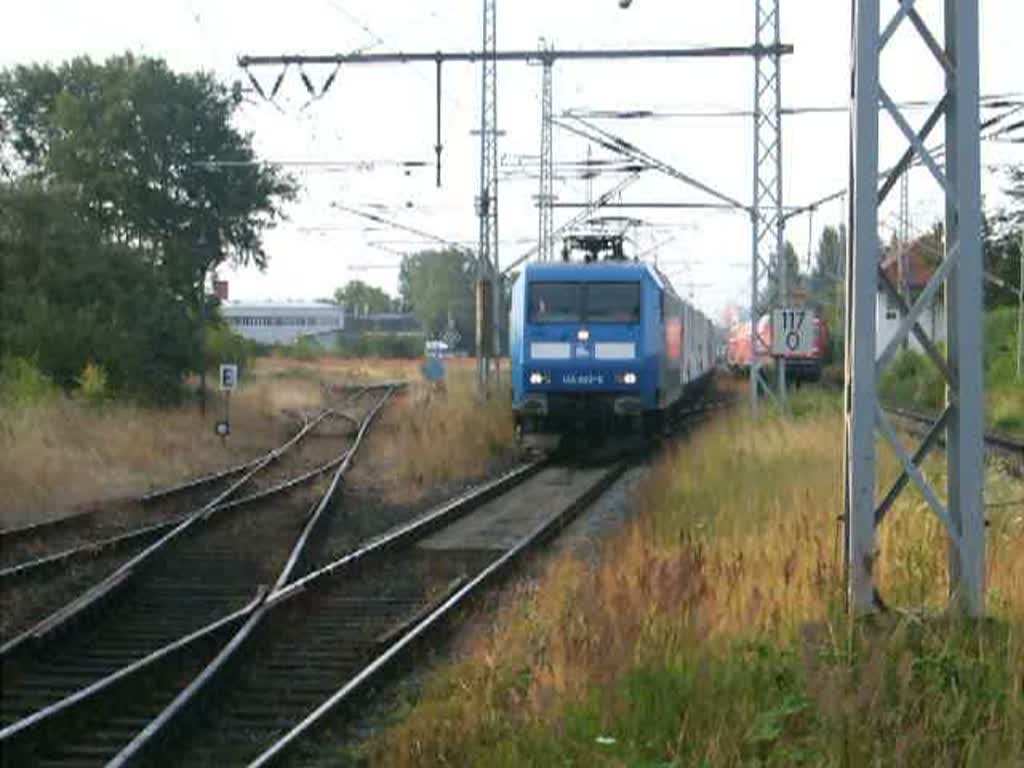 145 023-6 der Firma Eisenbahn-Bau- und Betriebsgesellschaft Pressnitztalbahn GmbH(PRESS)mit Holzzug von Stendal-Niedergrne nach Rostock-Bramow bei der Einfahrt um 06.08 Uhr im Bahnhof Rostock-Bramow.(10.07.09)