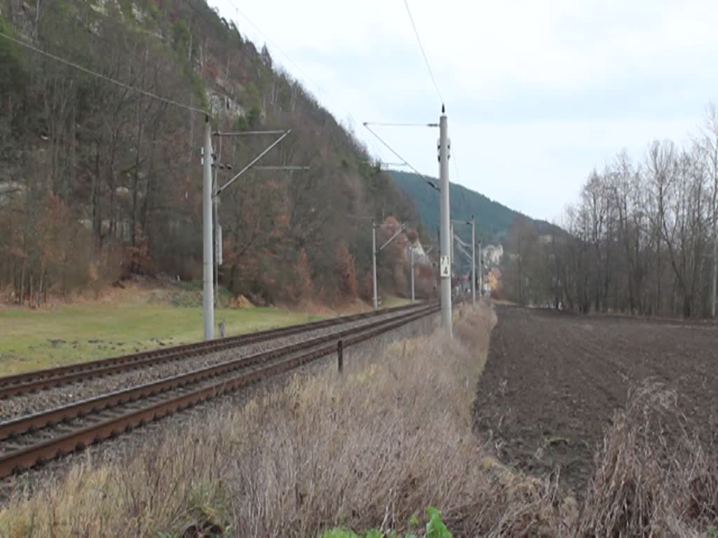 145 048 fuhr am 22.12.19 mit einem Eishockey-Sonderzug DPE 1873 von Nürnberg nach Berlin.
Hier ist der Zug in Remschütz bei Saalfeld/Saale zu sehen.
Gruß zurück an den Tf! 