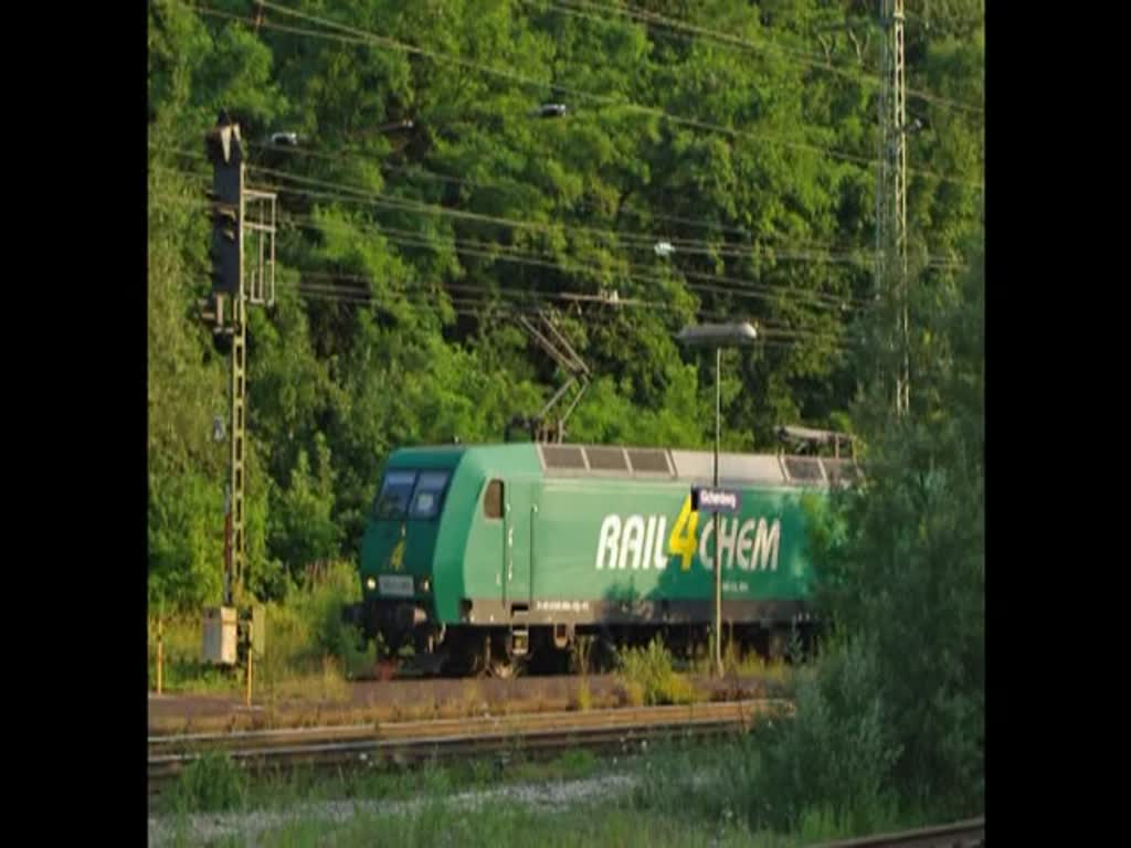145-CL 003 biegt mit ihrem Kesselwagenzug in Eichenberg gen Osten ab. Aufgenommen am 21.07.2010.