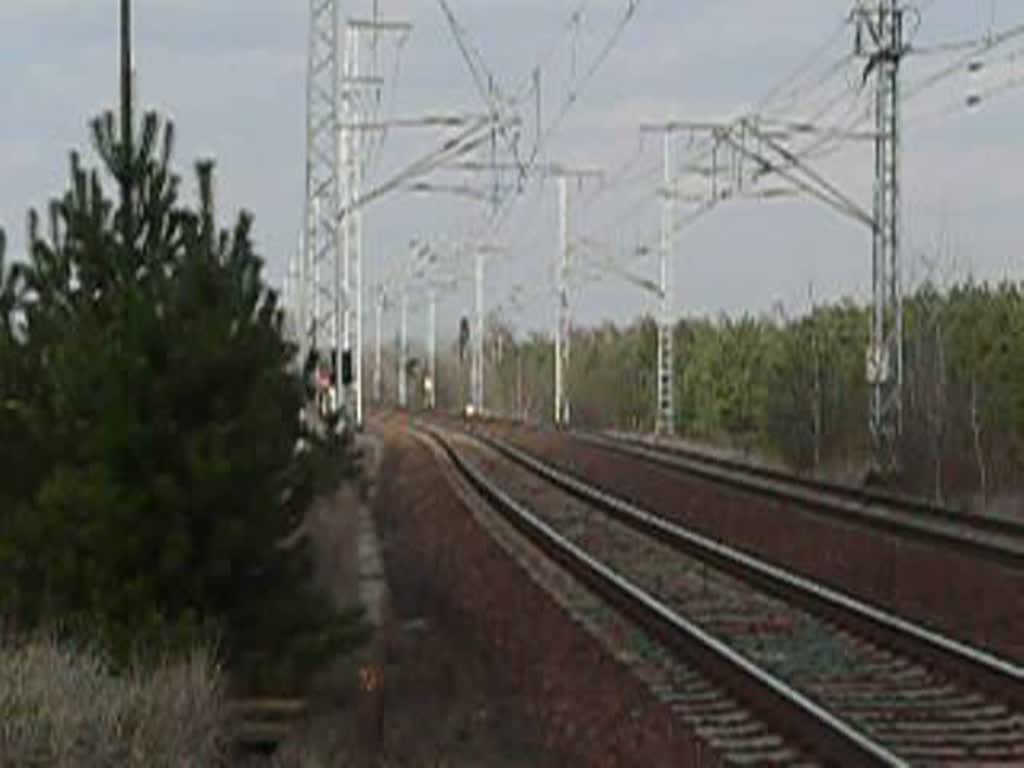 151 002-4 und eine weitere Lok dieser Baureihe ziehen einen schweren Gterzug durch die Wuhlheide. 9.3.2008