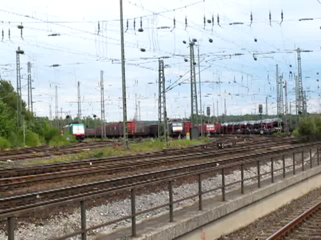 151 008 durchfährt am 13. Juli 2010 Bochum-Langendreer mit gemischtem Güterzug in Richtung Bochum Nord.