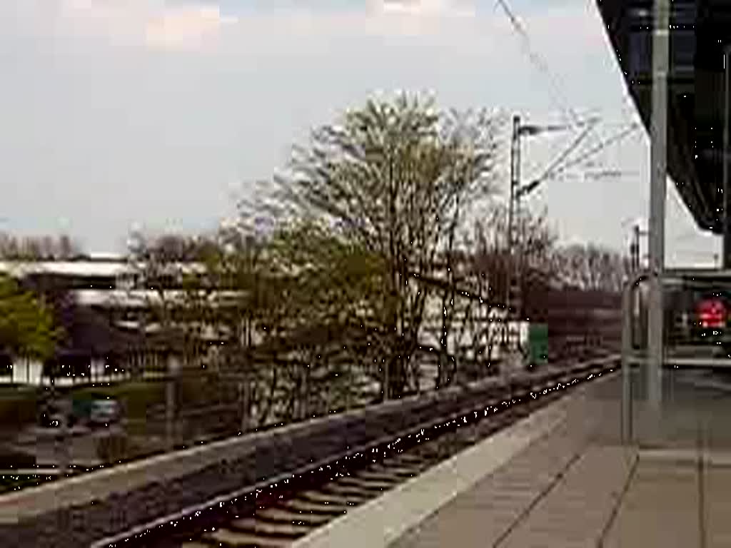 151 030-4 bei der Durchfahrt des Bahnhofes Hannover/Linden auf Gleis 2 am 07.04.2009