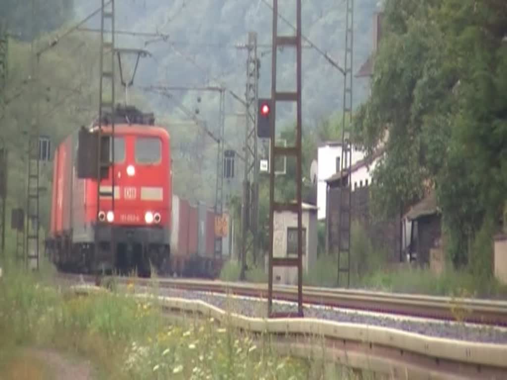 151 053-6 mit Containerzug in Fahrtrichtung Norden. Aufgrund eines Defekts am B muss der Zug anhalten und der Tf aussteigen. Aufgenommen am 23.07.2010 in Friedlos.