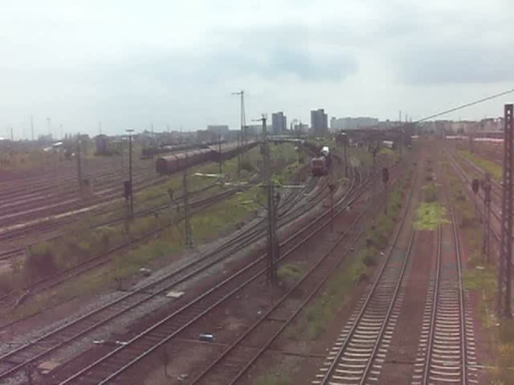 152 011 zieht am 04.07.09 einen gemischten Gterzug aus dem Rbf Halle(S) Richtung Berlin/Hannover.