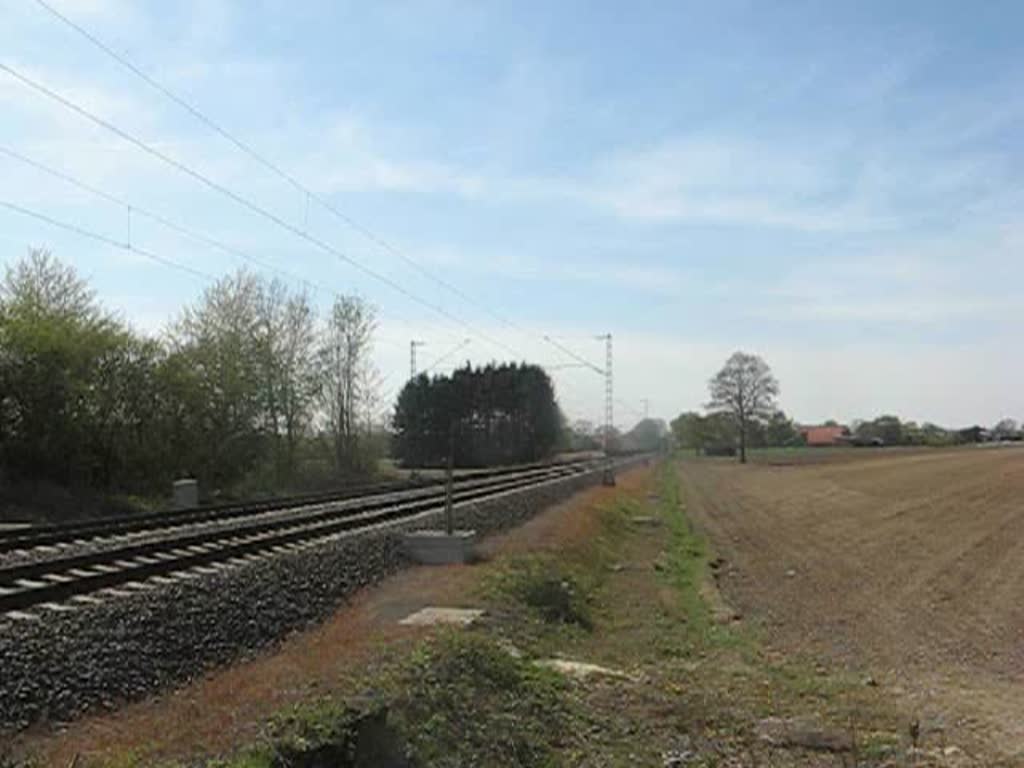 152 027-9 von Raillion,beladen mit Stahlplatten,am 24.04.10 zwischen Dlmen und Mnster; diese  eigenwillige  Konstruktion mit schrg aufgesetzten Stahlplatten habe ich noch nie gesehen. Kennt jemand den Grund, warum sie so transportiert werden?
