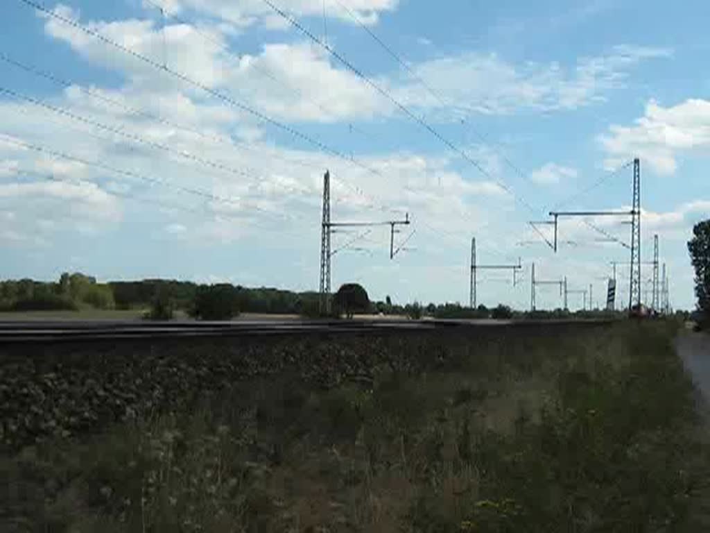 152 042-8 mit 232 908-4 im Schlepp und einem gemischten Gz. in Fahrtrichtung Wunstorf am 27.08.2009 durch Dedensen/Gmmer.