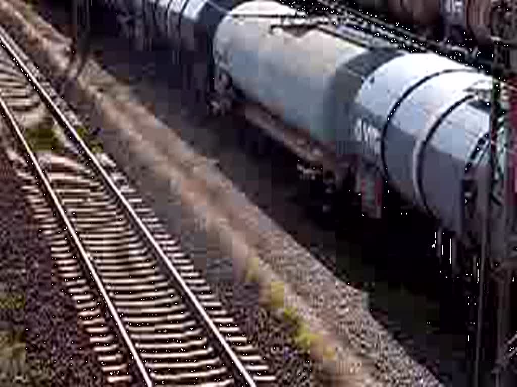 152 057-1 mit geschlossenen Gterwagen beim verlassen des Seelzer Rbf. in Richtung Wunstorf am 01.08.2009