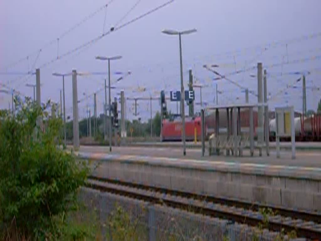 152 075 verlsst am 02.08.08 mit ihrem Gterzug den Bahnhof Bitterfeld. Grund fr den Halt war ein durchfahrender ICE.