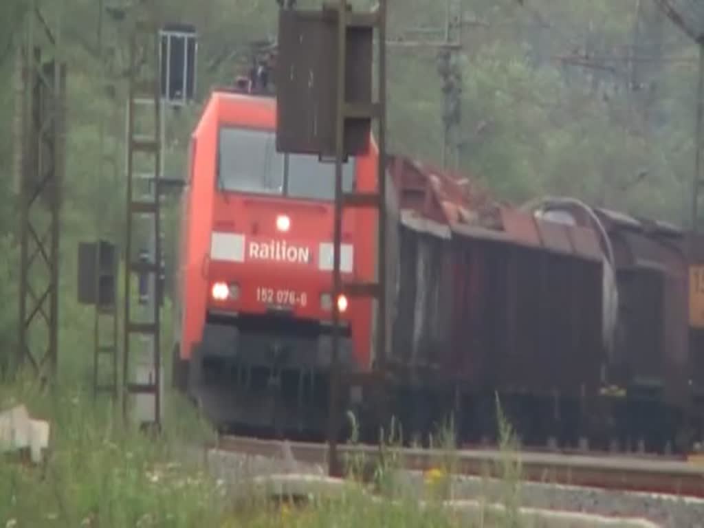 152 076-6 donnert mit ihrem GZ am haken in Fahrtrichtung Norden durch Friedlos Ludwigsau! Aufgenommen am 23.07. 2010.
Gru zurck an den Tf:-)